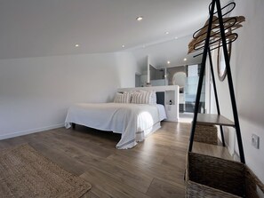 6 bedrooms, iron/ironing board, free WiFi, bed sheets