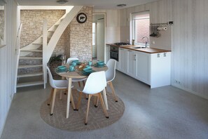 Réfrigérateur, four, lave-vaisselle, cafetière/bouilloire