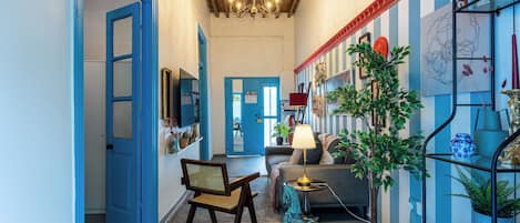 Casa, vista a la ciudad, en el área del jardín | Área de sala de estar | Smart TV de 50 pulgadas con canales digitales y servicios de streaming