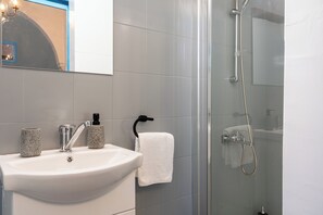 Casa, vista città, lato giardino | Bagno | Set di cortesia gratuito, asciugacapelli, asciugamani, sapone