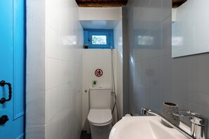 House, City View, Garden Area | Bathroom | Free toiletries, hair dryer, towels, soap - Blue Haven - 2 Bedroom Escape in Larnaca (Larnaca)