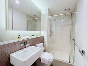 Shower, hair dryer, towels - Cozy 2BR Apt Steps from Southern Cross, City Views (Melbourne)