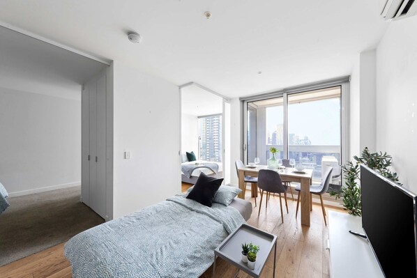 2 habitaciones, tabla de planchar con plancha, wifi y ropa de cama 