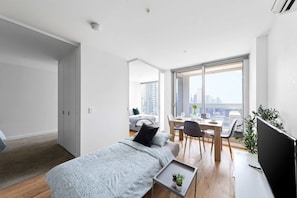 2 habitaciones, tabla de planchar con plancha, wifi y ropa de cama