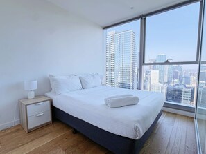 2 bedrooms, iron/ironing board, WiFi, bed sheets - Cozy 2BR Apt Steps from Southern Cross, City Views (Melbourne)