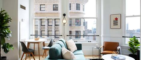 Una televisión, una oficina