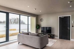 Televisión y oficina 