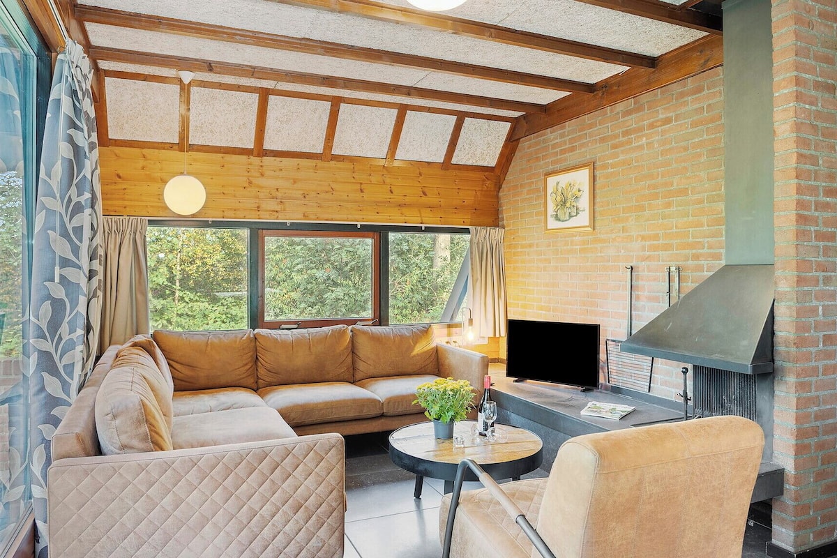 Una sala de estar acogedora con sofá, sillones, una mesita de centro y chimenea.