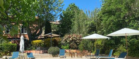 حمّام سباحة مُدفَّأ