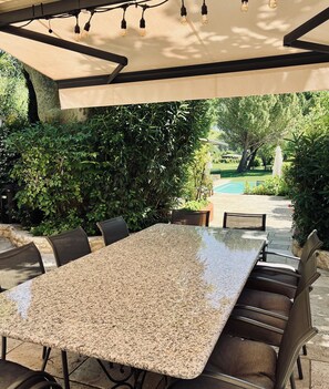 Outdoor dining - CHARMING FARMHOUSE WITH WOODED GROUNDS AND SWIMMING POOL (Avignon)