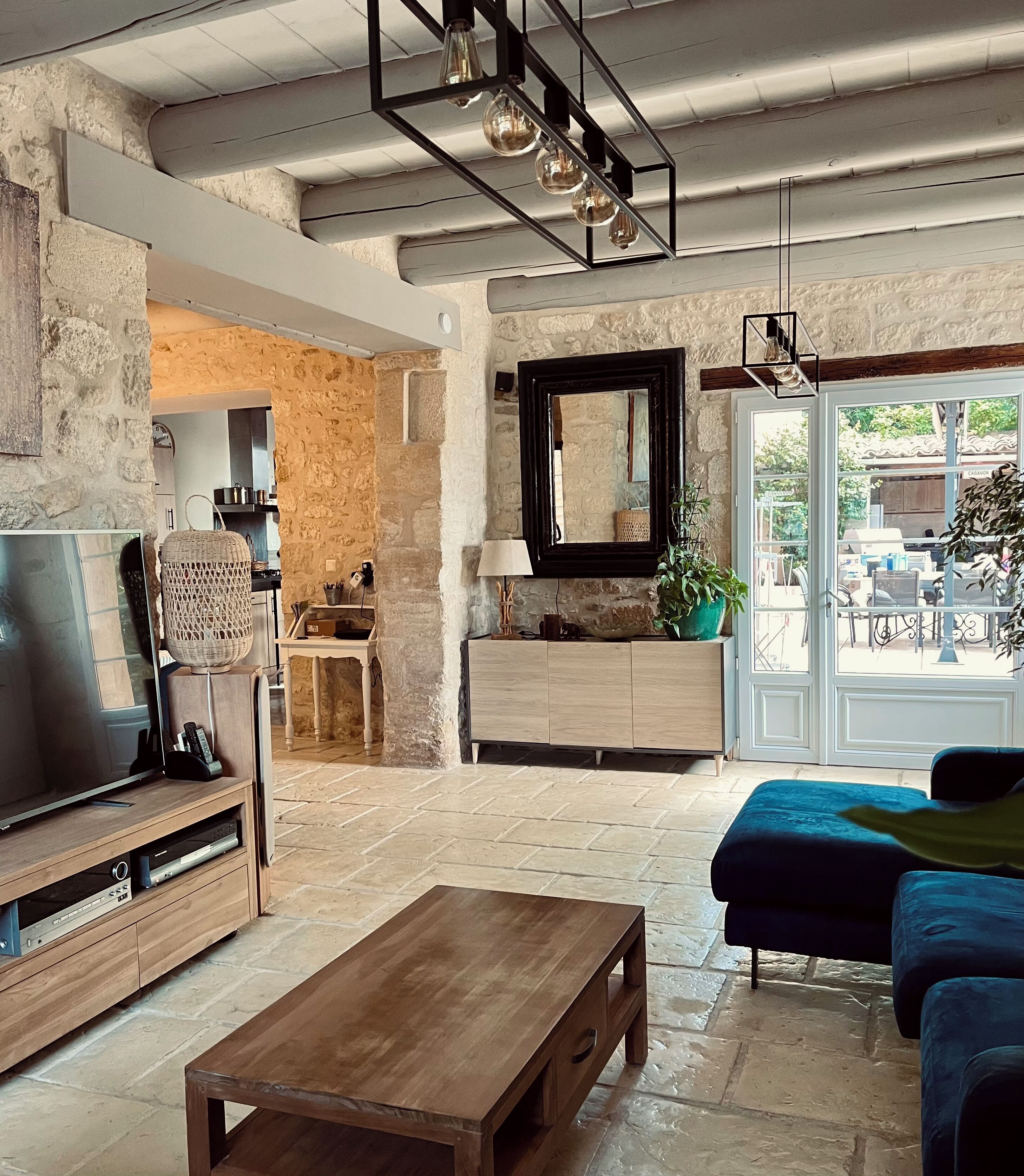TV, fireplace, table tennis, books