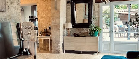 TV, fireplace, table tennis, books