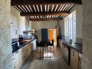 Fridge, microwave, oven, stovetop - CHARMING FARMHOUSE WITH WOODED GROUNDS AND SWIMMING POOL (Avignon)