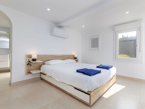 3 bedrooms, desk, iron/ironing board, WiFi