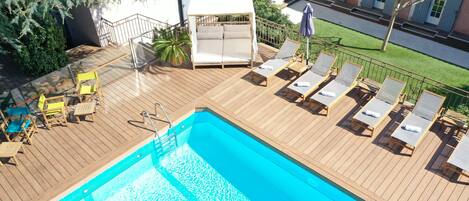 Una piscina al aire libre, una piscina climatizada