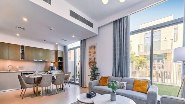 Eine moderne Wohnung mit Küche, Essbereich und Wohnzimmer.