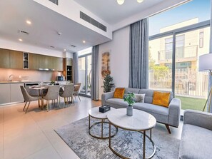 Premium resortwoning, 4 slaapkamers | Woonkamer | Een 55-inch smart-tv met satellietzenders