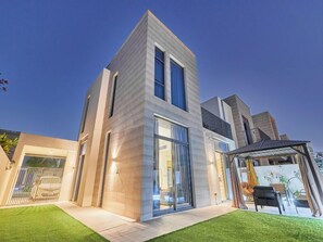 Terrace/patio - bnbme - Sunvilla AR3 - 4 BDR (Dubai)