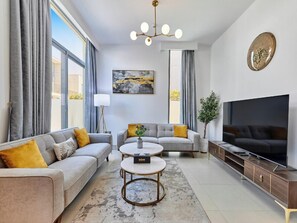 Premium Townhome, 4 Bedrooms | Living room | 55-inch Smart TV with satellite channels - bnbme - Sunvilla AR3 - 4 BDR (Dubai)