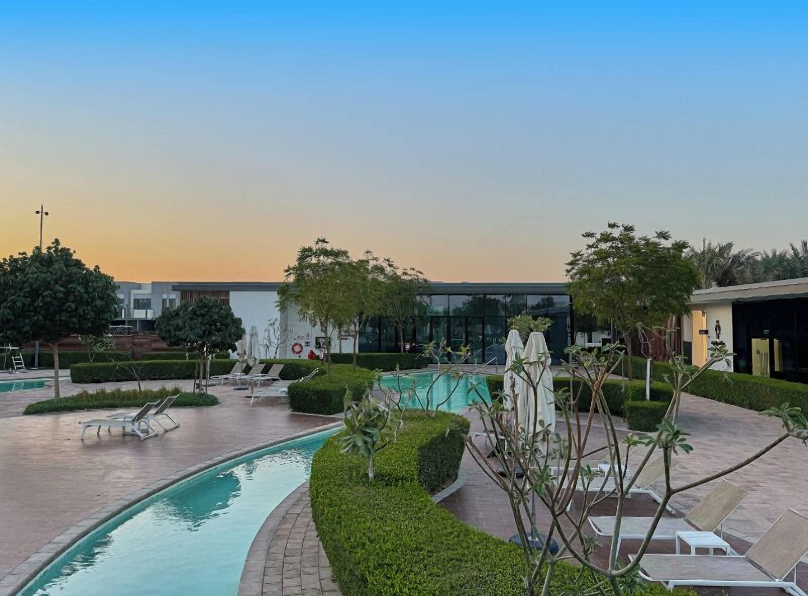 室外泳池；泳池傘、躺椅