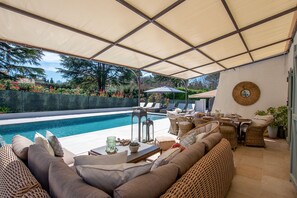 A covered outdoor area with a pool, lounge chairs, and a dining setup. - 7 min walk from Valbonne village. Full AC & recently renovated, with pool. (Valbonne)