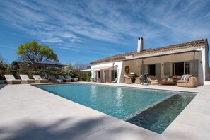 A modern poolside area with a clear pool, lounge chairs, and outdoor furniture. - 7 min walk from Valbonne village. Full AC & recently renovated, with pool. (Valbonne)