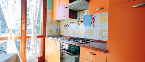 冷蔵庫、電子レンジ、オーブン、食器洗い機