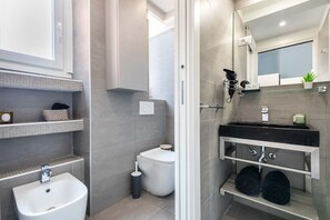 Douche, sèche-cheveux, bidet, serviettes fournies