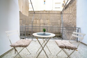 Outdoor dining - Gyzi Center Studio by MPS (Athina)
