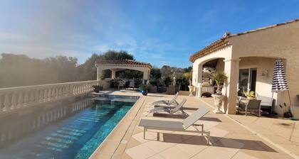 Villa bastide with swimming pool (9x4) close to town center, sea and golf courses.