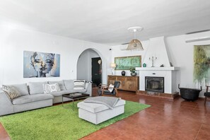 Televisión y chimenea 