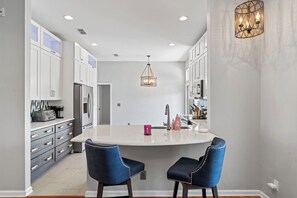 Fridge, microwave, oven, stovetop - Northeast Florida Retreat (Jacksonville)