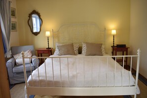 3 bedrooms, travel cot, free WiFi, bed sheets