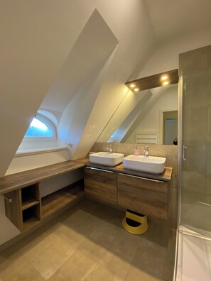 Shower, hair dryer, towels