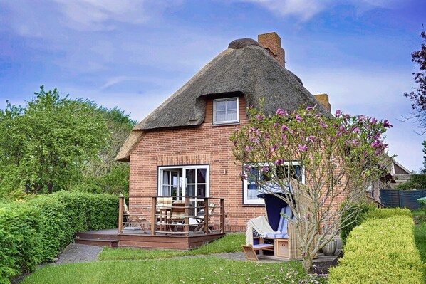 Exterior - Experience Coastal Charm at Ferienhaus Niels Hus in Dagebüll! (Dagebüll)