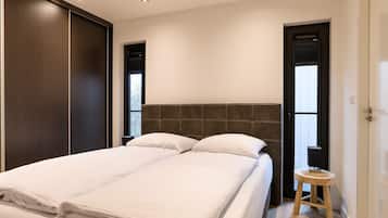 2 bedrooms, iron/ironing board, WiFi (free)