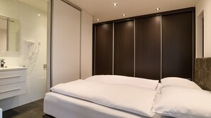 2 bedrooms, iron/ironing board, free WiFi