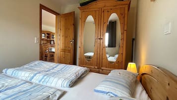 2 bedrooms, iron/ironing board, travel cot, free WiFi