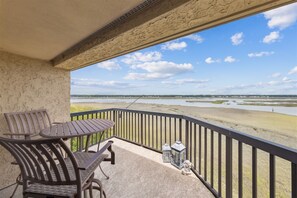 Outdoor dining - Penthouse with Glorious Water & Marina Views, Near Beach (Hilton Head Island)
