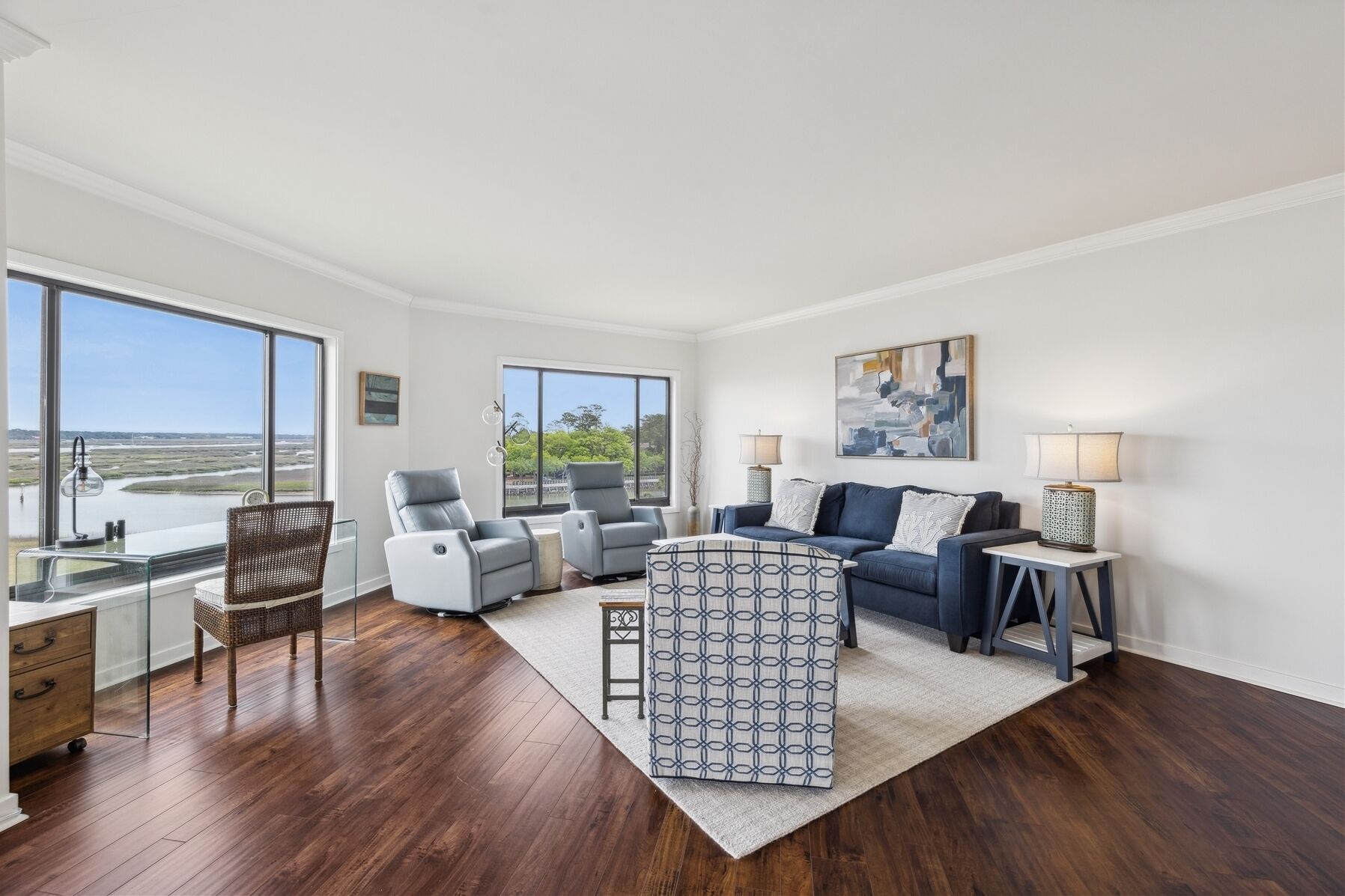 Smart-TV, bøker og kontorer