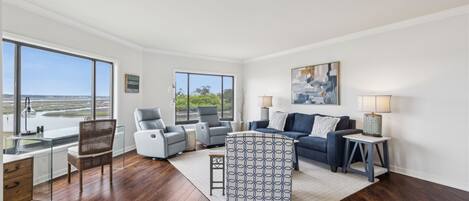 Smart-TV, bøker og kontorer