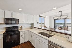 Fridge, microwave, oven, stovetop - Penthouse with Glorious Water & Marina Views, Near Beach (Hilton Head Island)