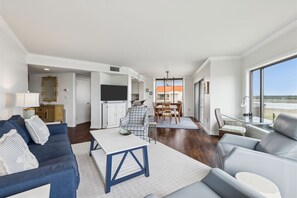 Smart-TV, bøker og kontorer