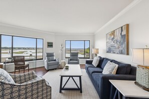 Smart-TV, bøker og kontorer