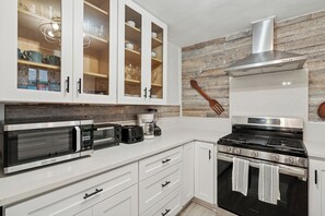 Fridge, microwave, oven, stovetop - Relaxing Home Near DFW/Patio & BBQ Easy Parking (irving)