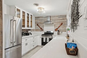 Réfrigérateur, four à micro-ondes, un four, surface de cuisson