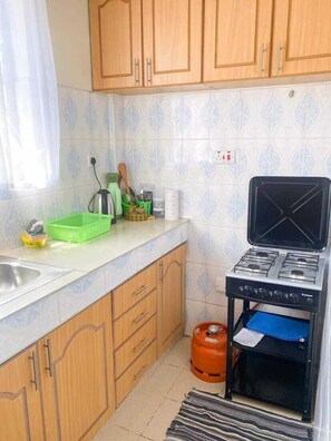 Classic Apartment, City View | Private kitchen | Fridge, microwave, cookware/dishes/utensils - Lux Suites Pipeline Apartments Milimani (Kisumu)