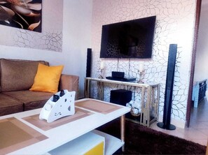 Apartemen Deluks, pemandangan kota | Area keluarga | Smart TV 24-inci dengan saluran TV digital