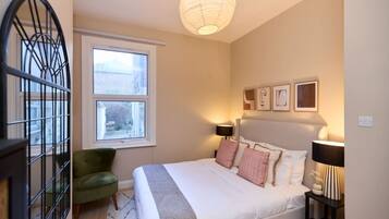 Apartment (1 Bedroom) | 1 bedroom, iron/ironing board, bed sheets