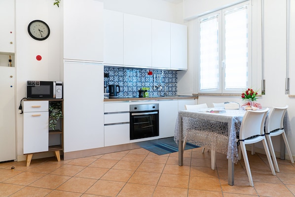 Kühlschrank, Mikrowelle, Ofen, Geschirrspüler